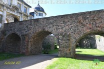 Steinerne Bögen prägen den Weg durch die Höchster Schlossanlage. (Bild: Stefan Siedler)