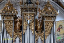 Der reich verzierte Orgelprospekt fügt sich in die barocke Raumgestaltung ein. (Bild: Stefan Siedler)