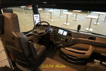 Fahrerplatz mit Lenkrad, Armaturentafel und Sitz. (Bild: Stefan Siedler)