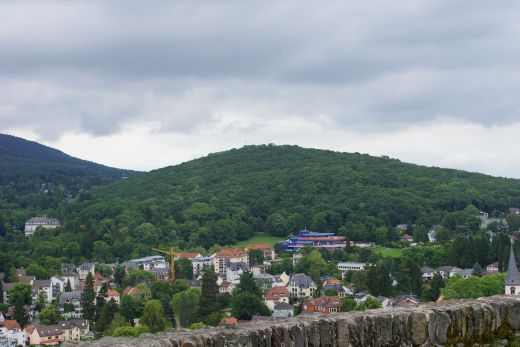 Blick zur Burg Falkenstein am anderen Hügel, von Dort wurde die Burg anno 1792 beschossen