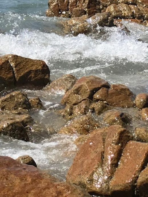 Diese Oase ist von einem üppigen Pinienwald und von fünf Buchten umgeben, die sie zu einem der exklusivsten Küstengebiete auf Sardinien machen. 