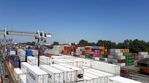 Mannheimer Hafen: Containerverladung vor der Rheinbrücke 