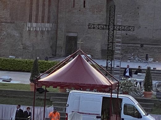 Von diesem Punkt außerhalb des Kolosseums am Abend des Karfreitags präsidierte Papst Franziskus die Via Crucis in Rom.