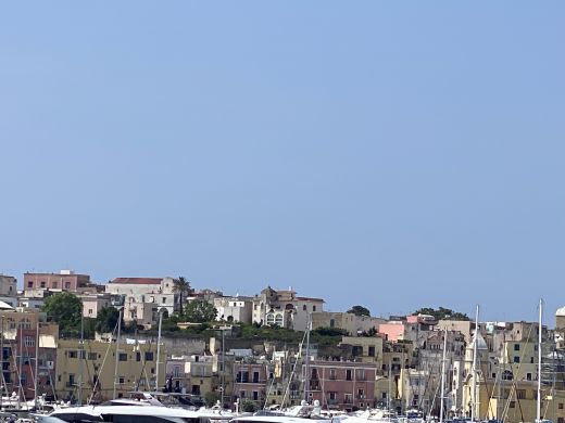 Procida ist etwa 4 km² groß. Die Küstenlinie ist etwa 16 km lang.